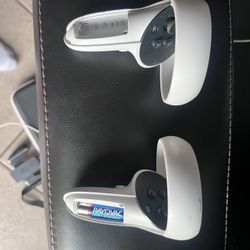 2 Meta Quest 2 Controllers