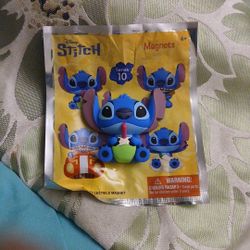 Disney Stitch Drinking Coconut Drink Collectable New Magnet Keychain 