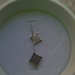10k sold diamond stud earrings 
