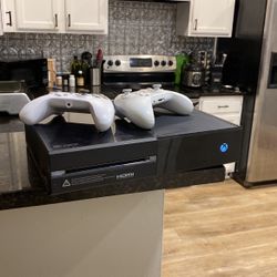 Xbox One W Two Controllers