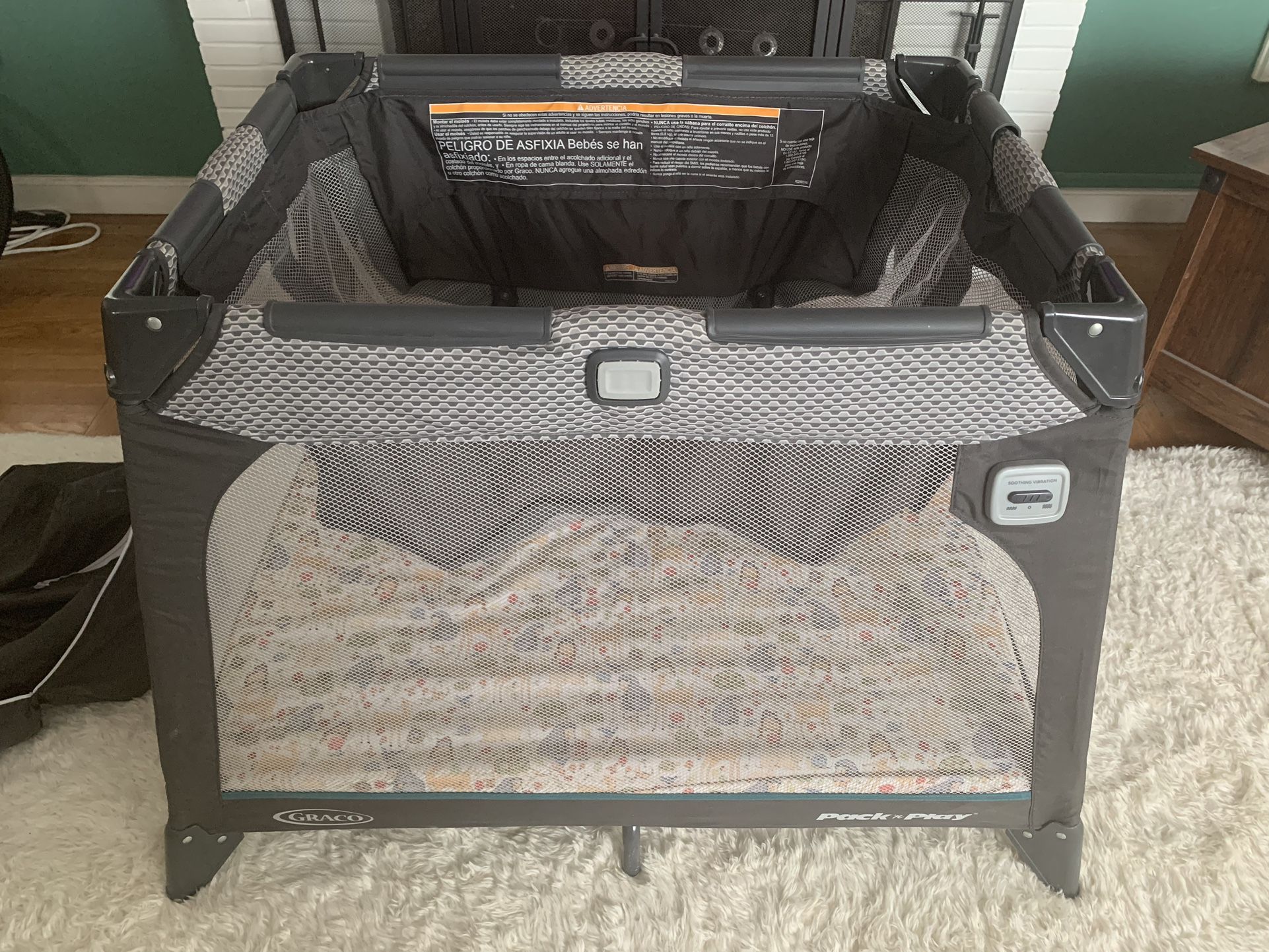 Graco Pack 'n Play Portable Playard w/ Clip On Mesh Bassinet, Extra Mattress, Cover & Soothing Vibration