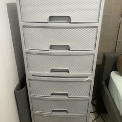 2 Plastic Furniture With 3 Drawers Each