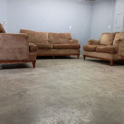 🛋️💥 American Signature Sofa Love Seat And Seat Matching Set💥 Free Delivery And Financing Available!