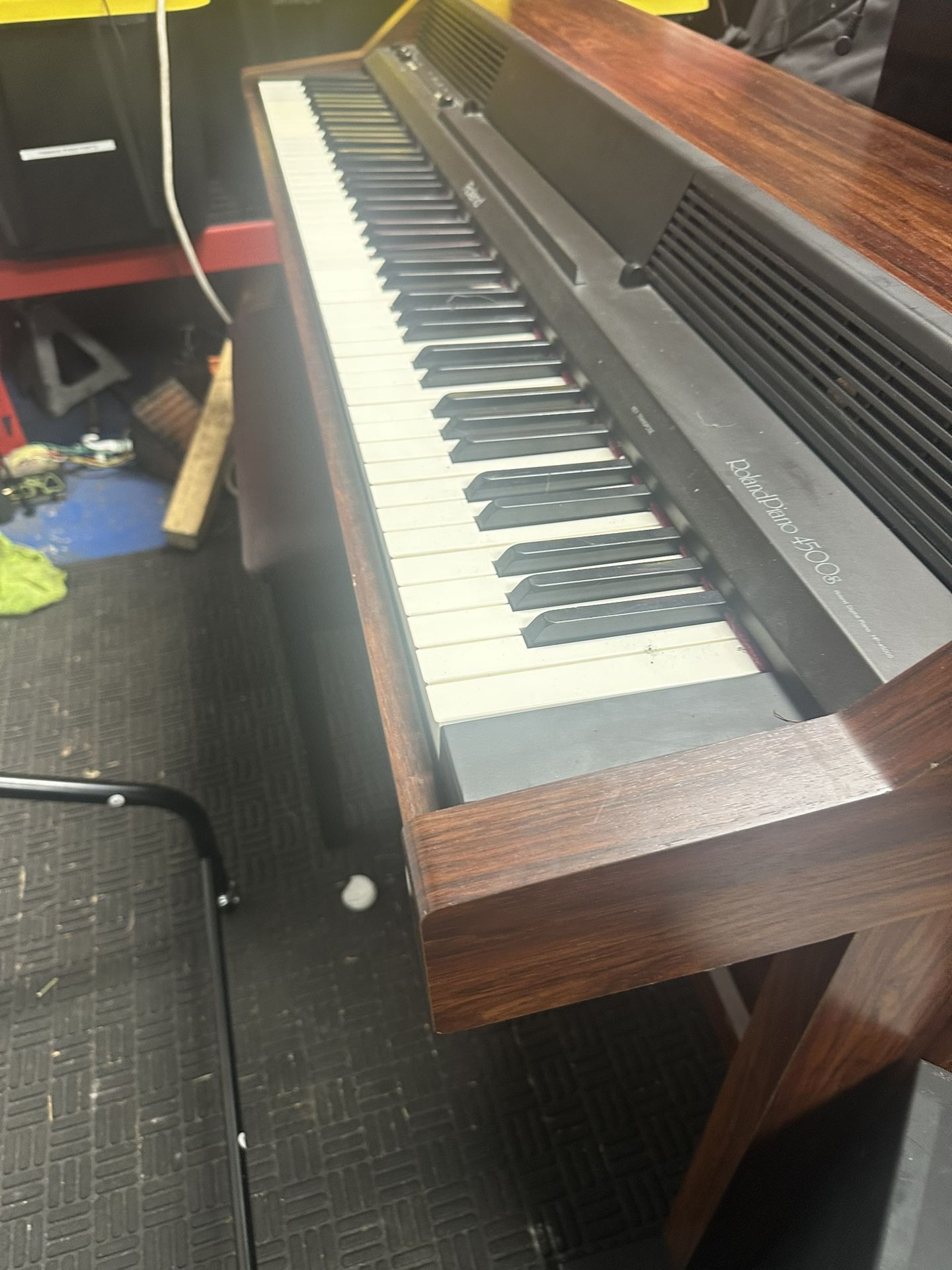Roland Digital Piano With 88 Weighted Keys Very Good Condition.