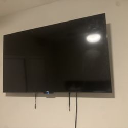 55 inch Roku Select Series 4k TV/ with mount