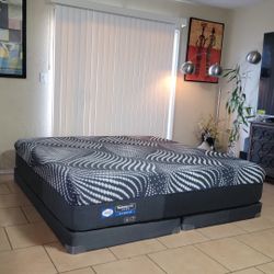 VERY NICE LIKE NEW KING SIZE SEALY POSTUREPEDIC HYBRID MATTRESS AND BOXSPRINGS FOR SALE! IN GREAT CONDITION,  FREE DELIVERY 