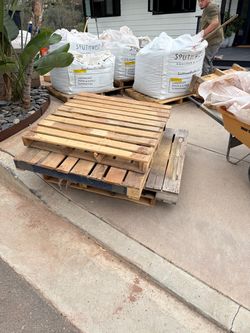 ***FREE PALLETS (4)****