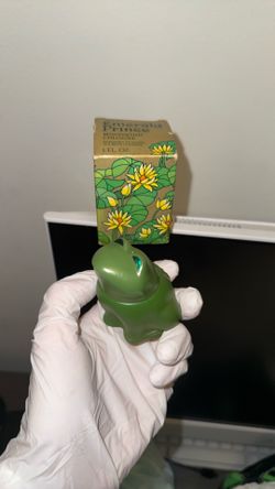 Classic 1970s collectible Avon fragrance in original green figural bottle. Includes original box. Good vintage condition. Please see photos for exact 