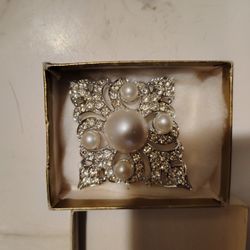 SARAH COVENTRY LARGE SILVERTONE FAUX PEARL & RHINESTONE BROOCH
