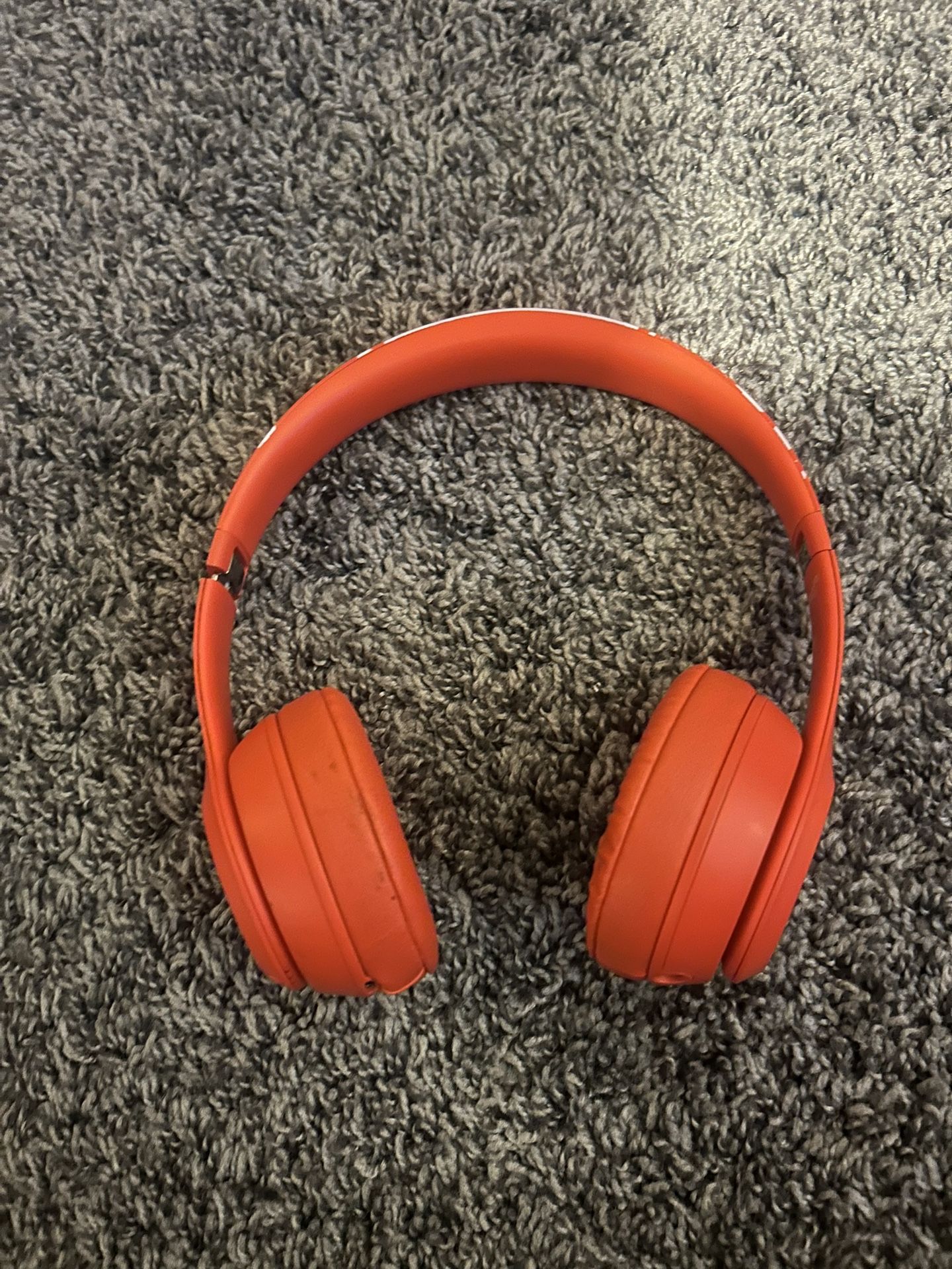 Beats Solo 2 Wireless headphones red