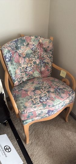 Bernhardt Vintage Accent Chair – 80s Pastel Print – Solid Wood Frame $120 obo