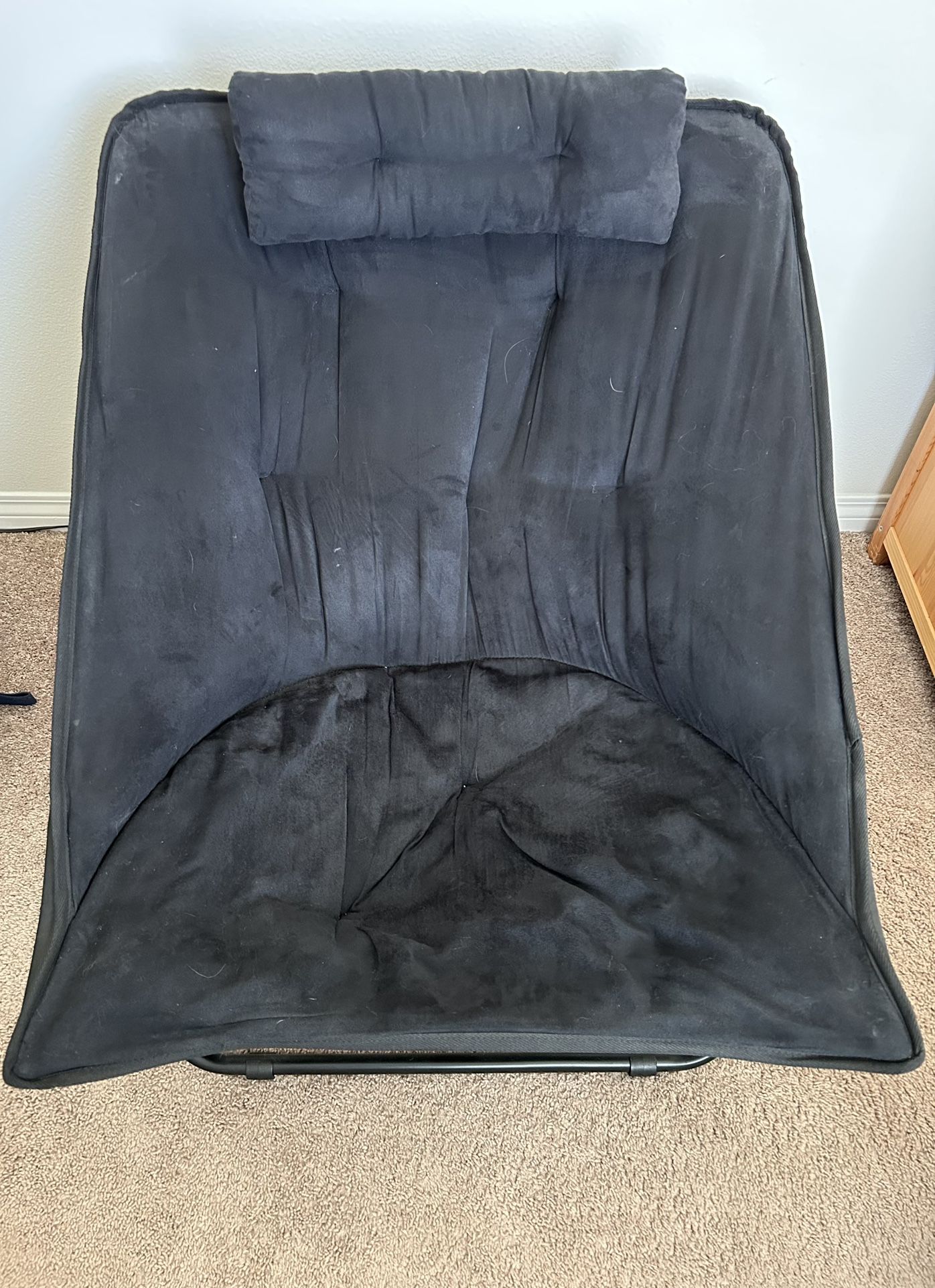 lounge chair with metal frame (folds up )