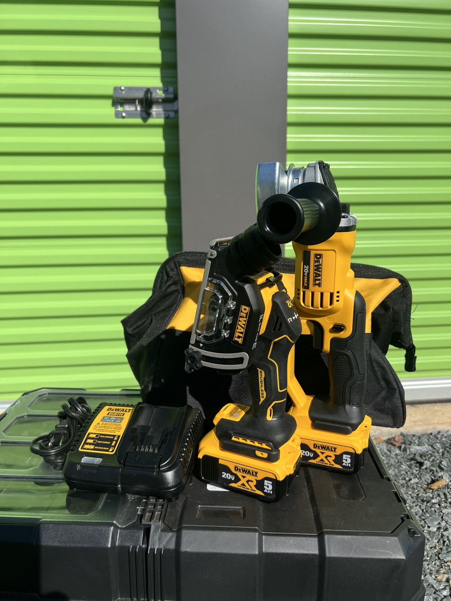 New Dewalt Cut Off Tool & Grinder W/ 2-5ah Batteries & Fast Charger