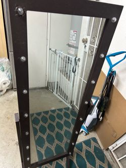 Standing mirror
