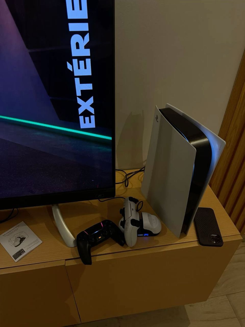 Very clean – no scratches, no issues. Just plug in and play!