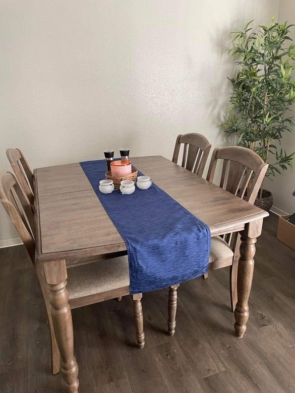 Latitude Tree Dining Table And Chairs