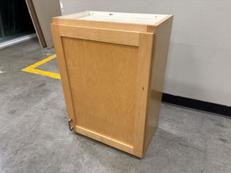 Shaker Style Single Door 30×21 Upper Cabinet with Country Maple Finish and Silver Pulls