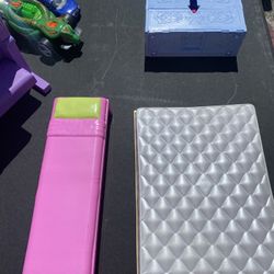 1 Barbie Bed 1 Rainbow High Bed