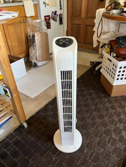 White 30” tower fan
