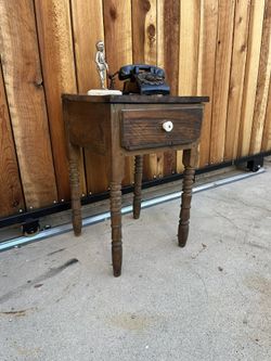 Handmade Farmhouse-Style End Table – Solid Wood – 16” x 16” x 25”  ⸻  MEASUREMENTS: 	•	Top Surface: 16 inches x 16 inches 	•	Height: 25 inches  ⸻  DES
