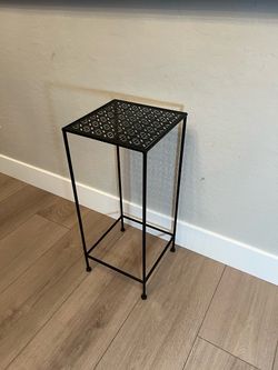 26” Tall Black Metal Indoor/Outdoor Side Table or Plant Stand