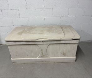 Suncast 99-Gallon Extra-Large Deck Box.