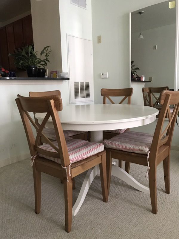 Extendable table and chairs for sell