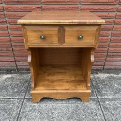 Early American Nightstand With Drawer