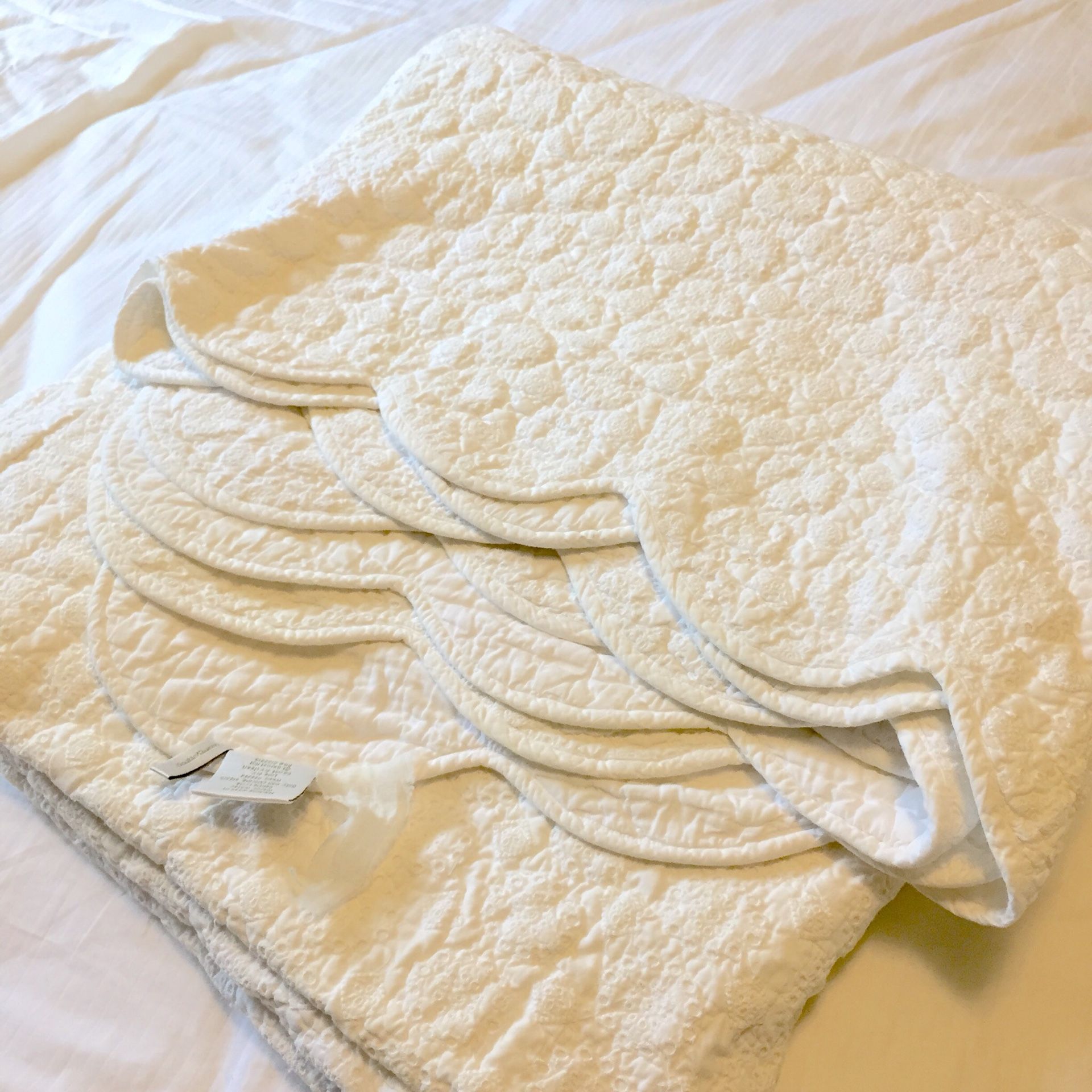 Garnet hill white eyelet quilt double / full / queen