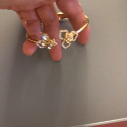 ✨ Elegant Gold Flower Bracelet Beautiful gold-tone open bracelet with sparkling crystal flower details. Feminine, classy, and perfect for any occasion