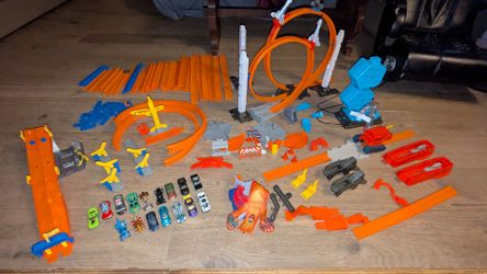 Hot Wheels Tracks and cars