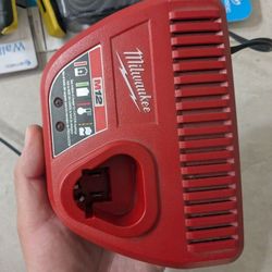 Milwaukee m12 Charger 48-59-2401