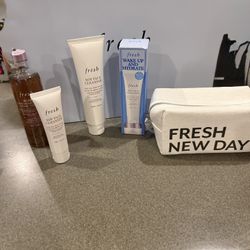 New  Sealed Fresh Skincare Set Toiletry Bag, Samples Gift Bag Please Read Post Before Messaging 