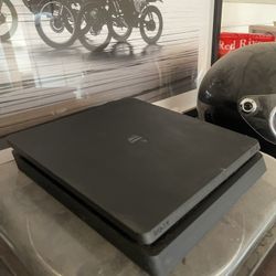 PS4 SLIM W/ 3 Controllers 