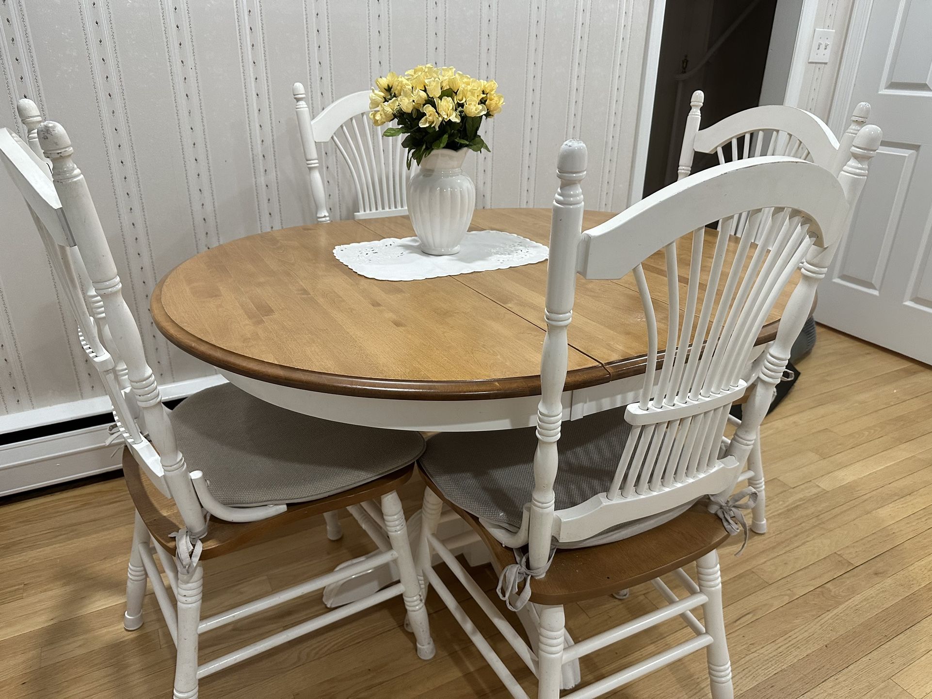 Kitchen Table With 2 Leaves And 4 Chairs 