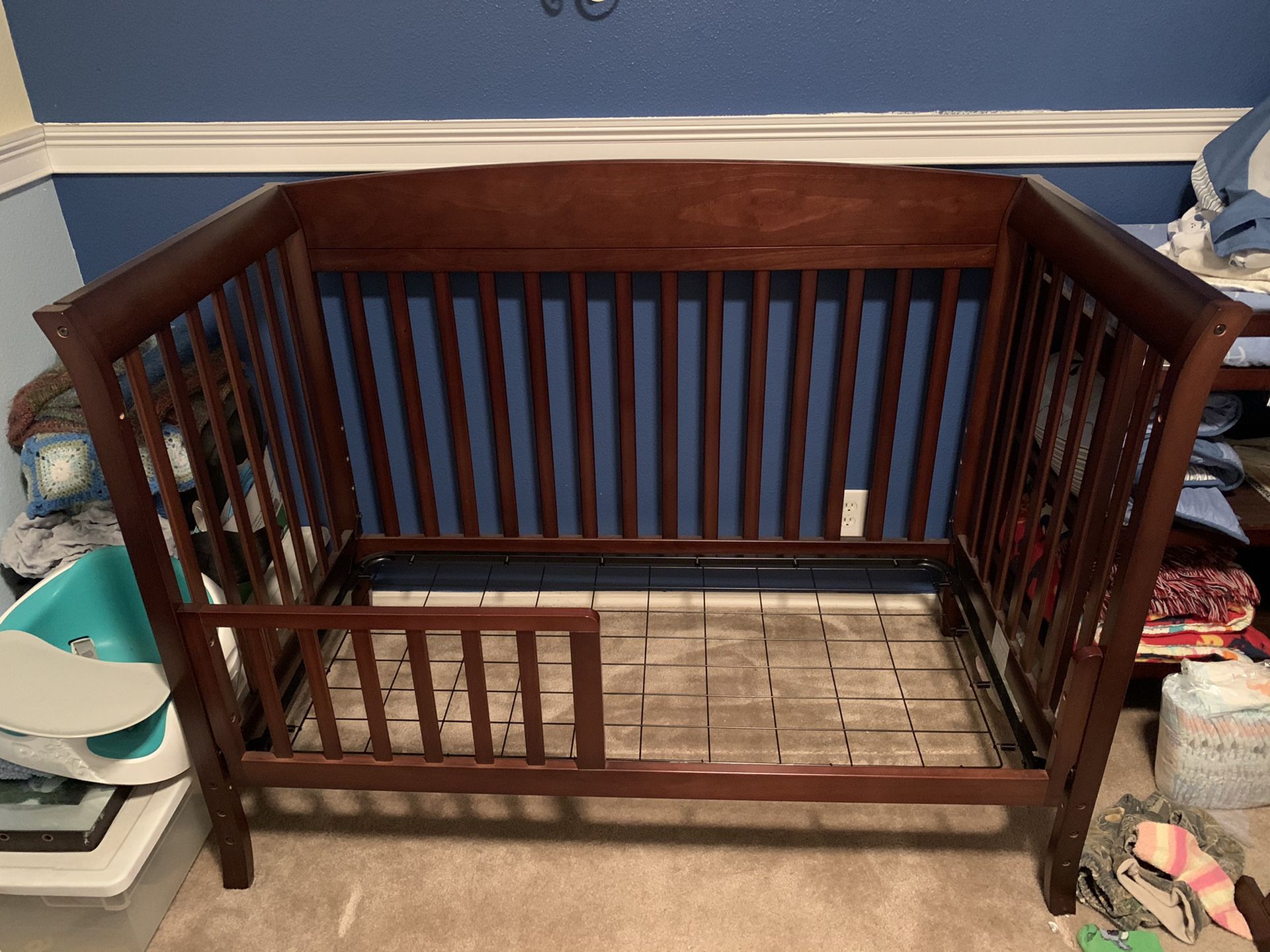 Crib w/mattress and Changing Table