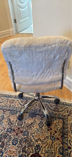 White fluffy desk chair