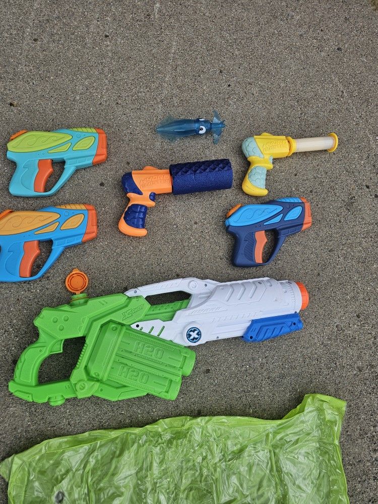 $10.00 - Summer Water Toys "Bundle Price"! (6) Water Guns + Floaters!