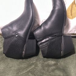 Women’s shoes size 8.5