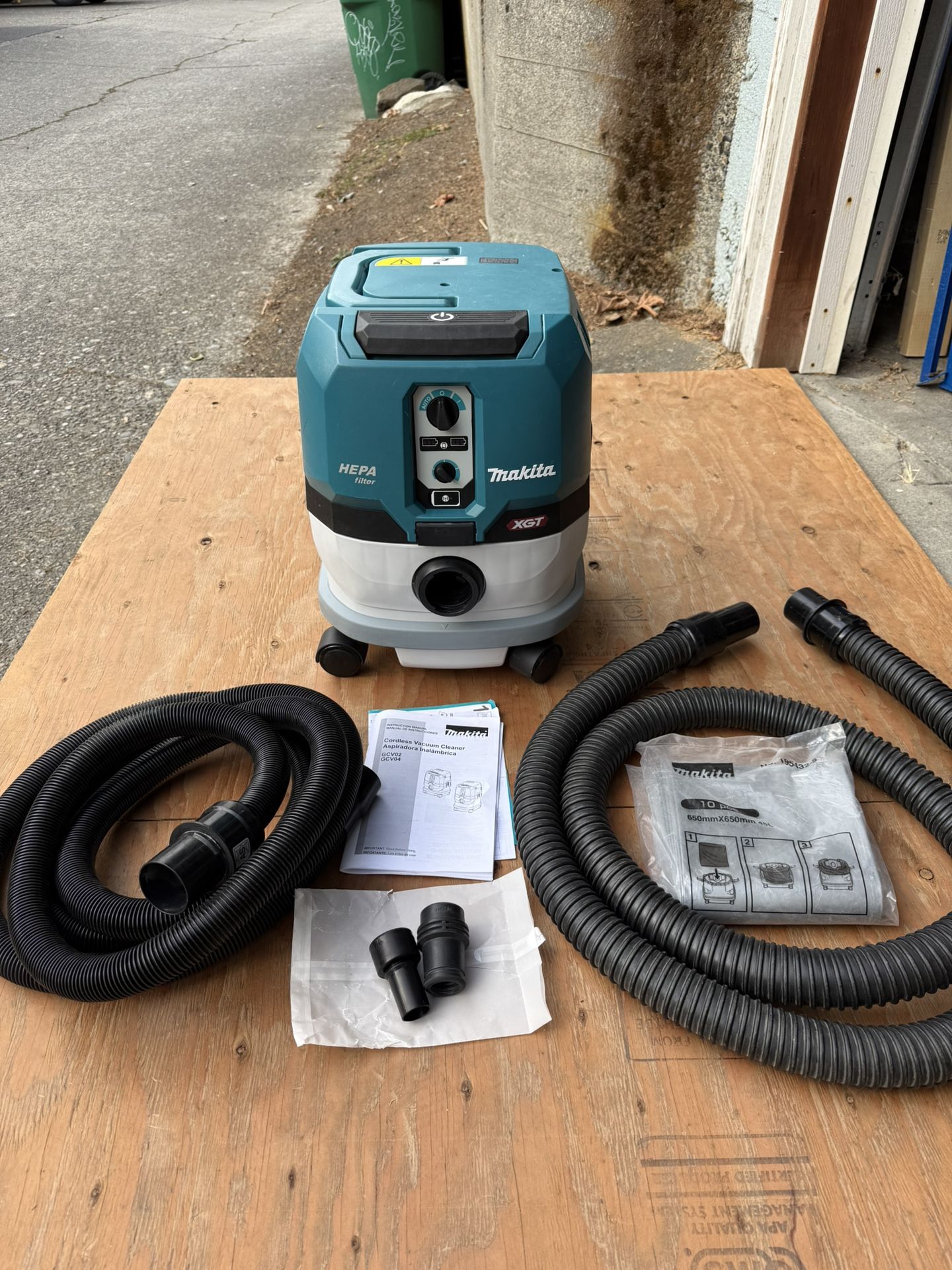 Makita GCV02ZX/ZU - 40V max XGT 2.1 Gallon HEPA Filter Dry Dust Extractor, AWS Capable