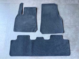 Tesla Model Y - 2020-2024 / Floor Mats & Spoiler