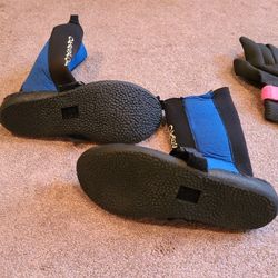 DIVE SNORKEL SWIM PLAY - NEW BOOTIES AND GLOVES - BOTH ONLY $30

