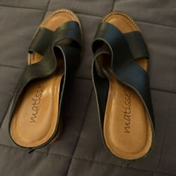 Matisse Black Leather Wedge Sandal Size 7….