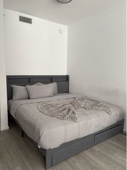 King Size mattress + 4 king size pillows and bedding