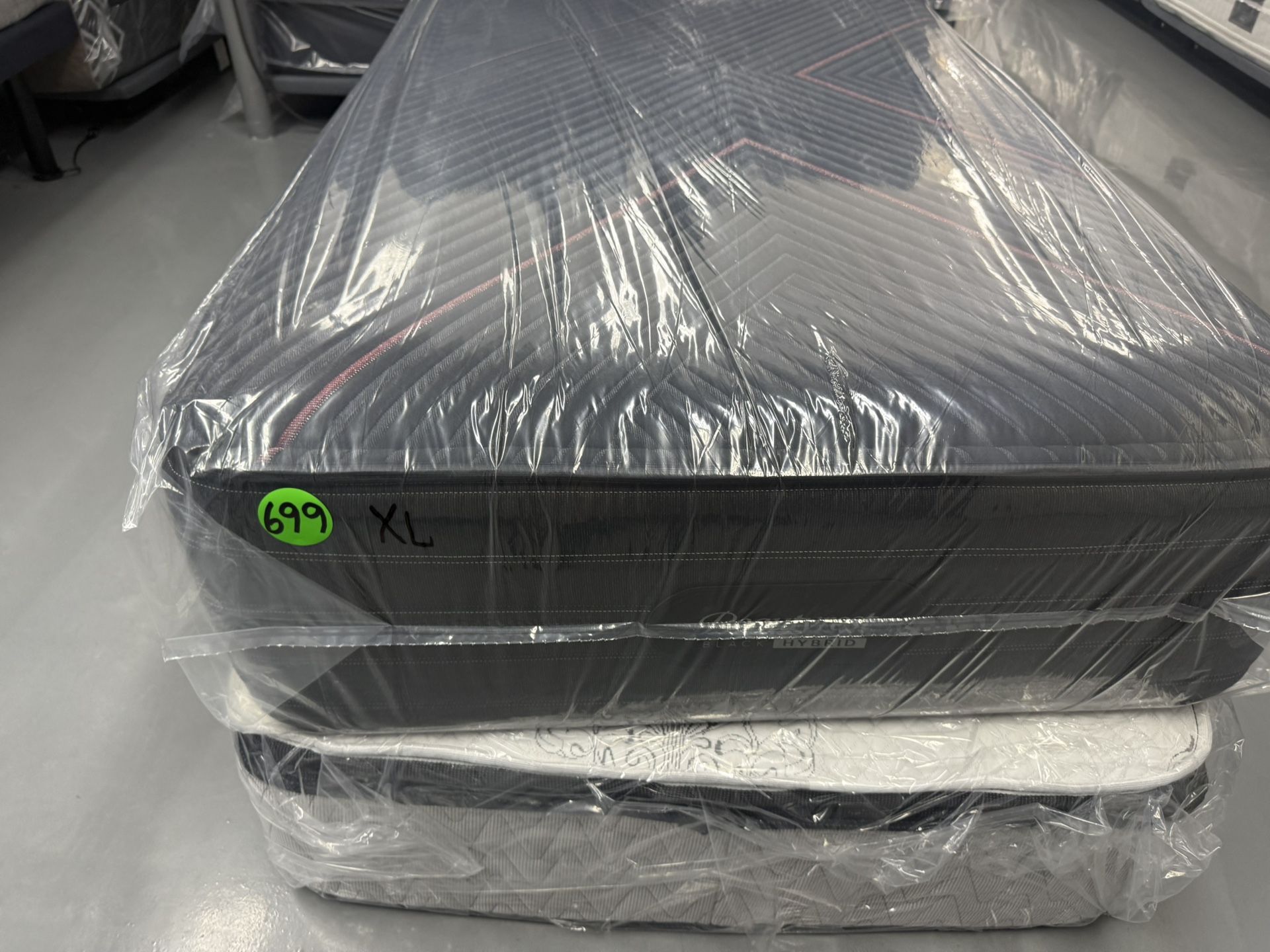 TWIN XL SIMMONS BEAUTYREST BLACK HYBRID MATTRESS & BOX SPRING BED SET