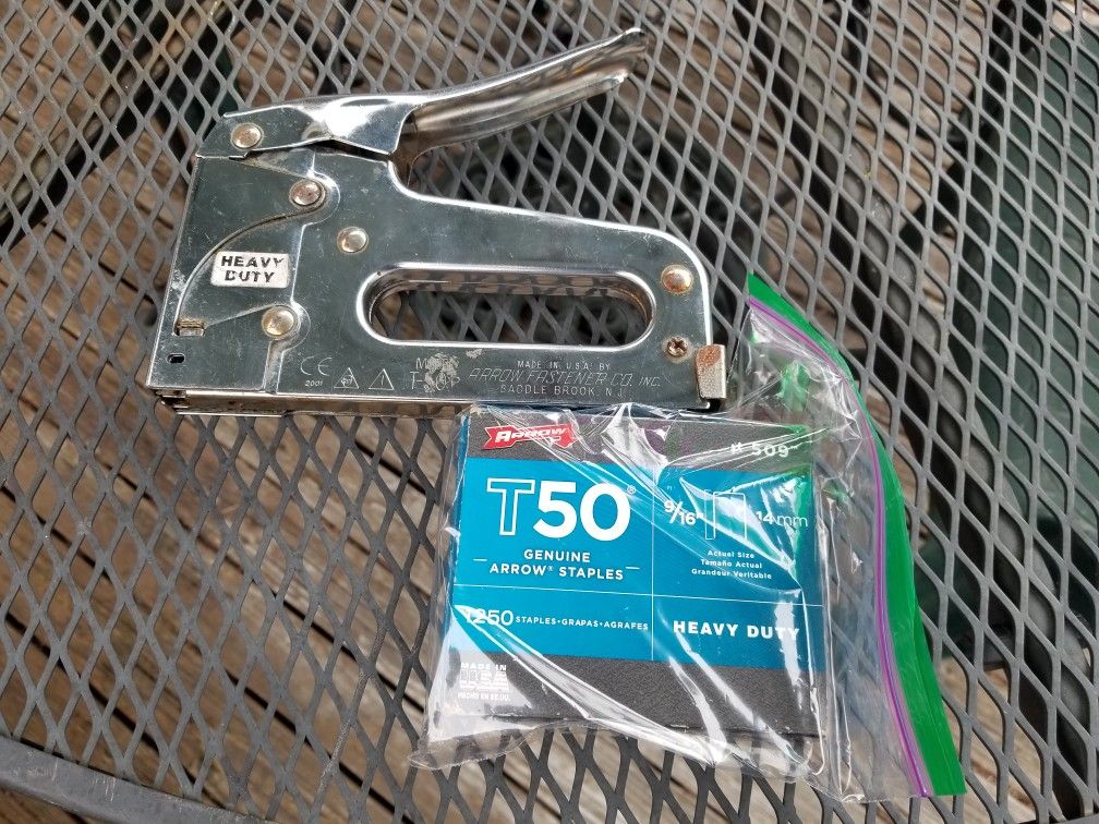 Heavy duty stapler