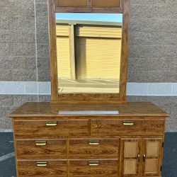 Dresser with mirror, like new!/ tocador con espejo, como nuevo!
