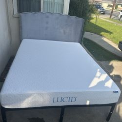 CAMA QUEEN SZ CON PLATAFORMA DE METAL ALTA CABECERA DE TELA GRIS Y COLCHÓN MEMORY FOAM GEL LUCID 10” USADA BUENA CONDICIÓN 