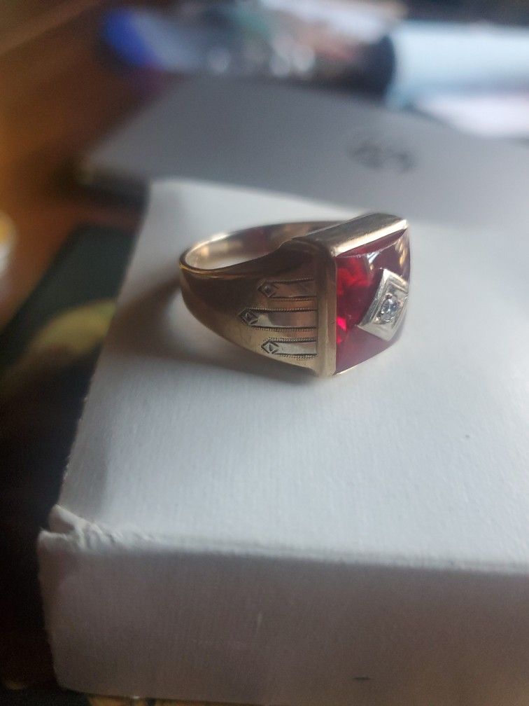 Old man's ring Ruby red with diamond