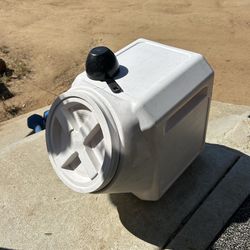 Gamma2 Vittles Vault 60lbs pet food storage container
